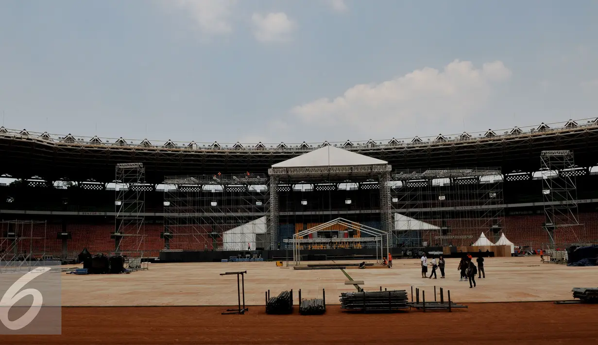 Bentuk panggung konser bertajuk 'Bon Jovi Live Jakarta' di bagian sisi stadion Gelora Bungkarno, Jakarta, Minggu (6/9/2015). Band Rock asal Amerika Serikat ini akan tampil di Jakarta pada Jumat 11 September mendatang. (Liputan6.com/Johan Tallo)