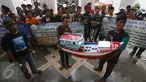 Nelayan yang tergabung dalam Koalisi Selamatkan Teluk Jakarta mendatangi Pengadilan Tinggi Tata Usaha Negara (PTTUN), Jakarta, Selasa (30/8). Nelayan meminta hakim PTTUN menolak banding penerbitan izin reklamasi pulau G. (Liputan6.com/Immanuel Antonius)