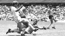 Penyerang Argentina, Diego Maradona, mencetak gol ke gawang Inggris pada laga perempat final Piala Dunia 1986 di Meksiko, (29/6/1986). (AP Photo)