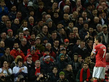 Gelandang Manchester United, Angel Di Maria menyapa suporter pada laga FA Cup melawan Arsenal di Old Trafford, Inggris, Senin (9/3/2015). Di Maria kini sudah resmi pindah ke Paris Saint Germain. (EPA/Nigel Roddis)