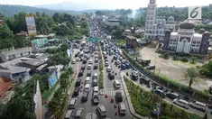 Kawasan Puncak masih saja dipadati dan diserbu dengan ribuan pengunjung yang ingin berwisata padah hari libur Natal ke dua ini.