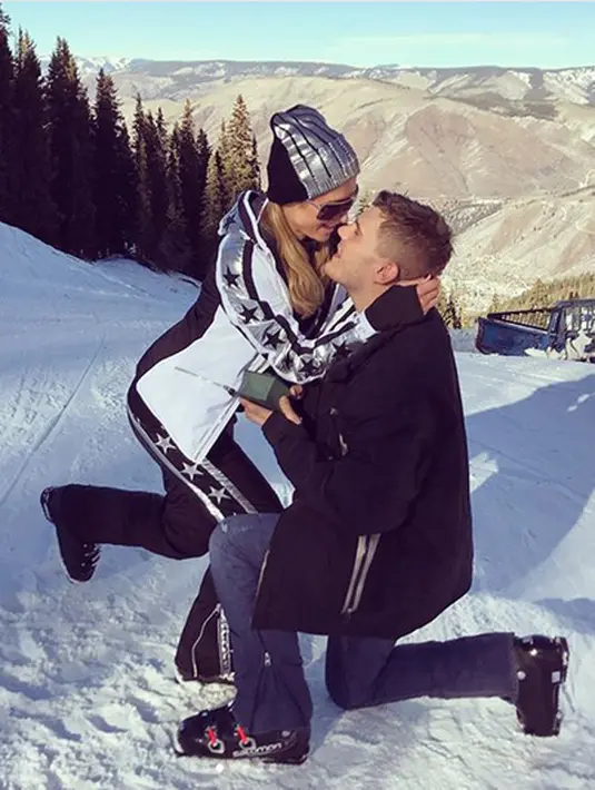 Aktor Chris Zylka melamar sang kekasih, Paris Hilton saat perjalanan ski ke Pegunungan Aspen, Colorado, belum lama ini. Pertunangan keduanya ini membuat heboh jagat maya. (Instagram/parishilton)