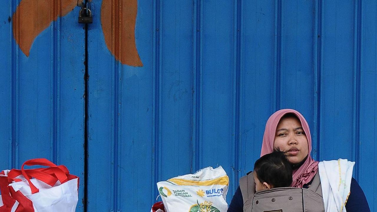 Presiden telah memastikan Bulog memiliki stok beras sebanyak 2 juta ton dan masih cukup untuk memenuhi kebutuhan masyarakat.<br>