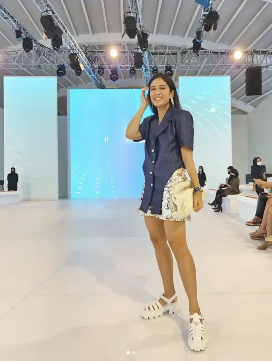 Ia terlihat begitu unik dengan gaya fashionnya yang unik dan orisinil. [Foto: Instagram/ therealdisastr].