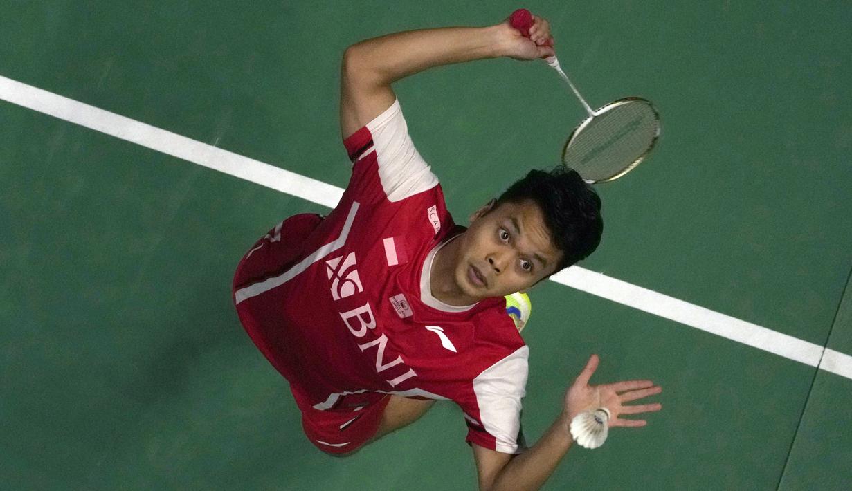 <p>Pebulu tangkis tunggal putra Indonesia Anthony Sinisuka Ginting membalas pukulan tunggal putra India, Lakshya Sen pada final putra turnamen bulu tangkis Piala Thomas 2022 di Impact Arena, Bangkok, Thailand, Minggu (15/5/2022). Ginting kalah rubber game melawan tunggal pertama India Lakshya Sen 21-8, 17-21, 16-21. (AP Photo/Sakchai Lalit)</p>