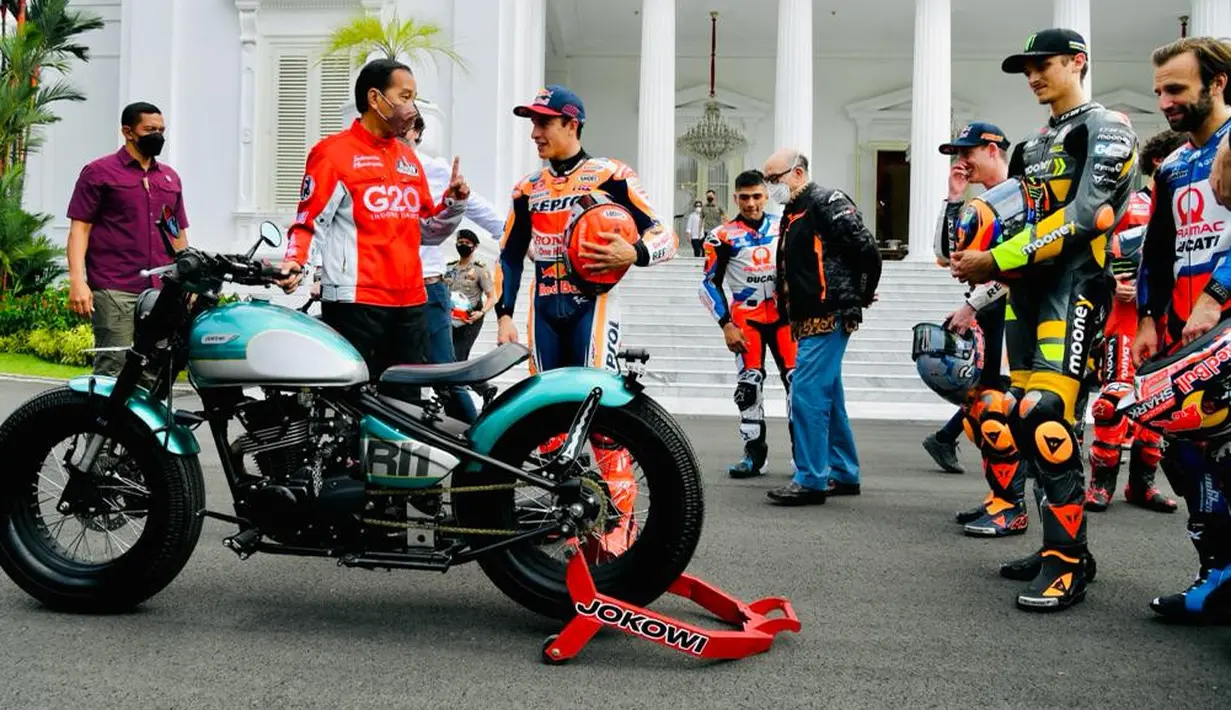 Presiden Joko Widodo atau Jokowi memperkenalkan motor kesayangannya kepada sejumlah pembalap MotoGP di Istana Merdeka, Jakarta, Rabu (16/3/2022). Nantinya para pembalap MotoGP 2022 akan melakukan parade untuk menyambut MotoGP Mandalika 2022 yang akan berlangsung akhir pekan ini. (Biro Pers/Setpres)