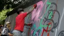 Seniman grafiti menyelesaikan karyanya selama festival Off The Wall di Kawasan Thamrin, Jakarta, Minggu (6/11). Acara ini memberikan perspektif baru terhadap seni urban sekaligus memperkenalkan para seniman Grafitti. (Liputan6.com/Gempur M. Surya)
