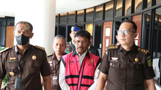 Menkominfo Johnny G Plate saat mengenakan rompi tahanan. Kejaksaan Agung menetapkannya sebagai tersangka korupsi pengadaan infrastruktur BTS. (dok Kejagung)