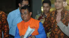 Bupati Bengkayang, Suryadman Gidot dikawal petugas usai menjalani pemeriksaan pasca OTT di Gedung KPK, Jakarta, Rabu (4/9/2019). Suryadman Gidot resmi ditahan bersama 4 tersangka terkait dugaan suap proyek di lingkungan Kabupaten Bengkayang, Kalimatan Barat. (merdeka.com/Dwi Narwoko)