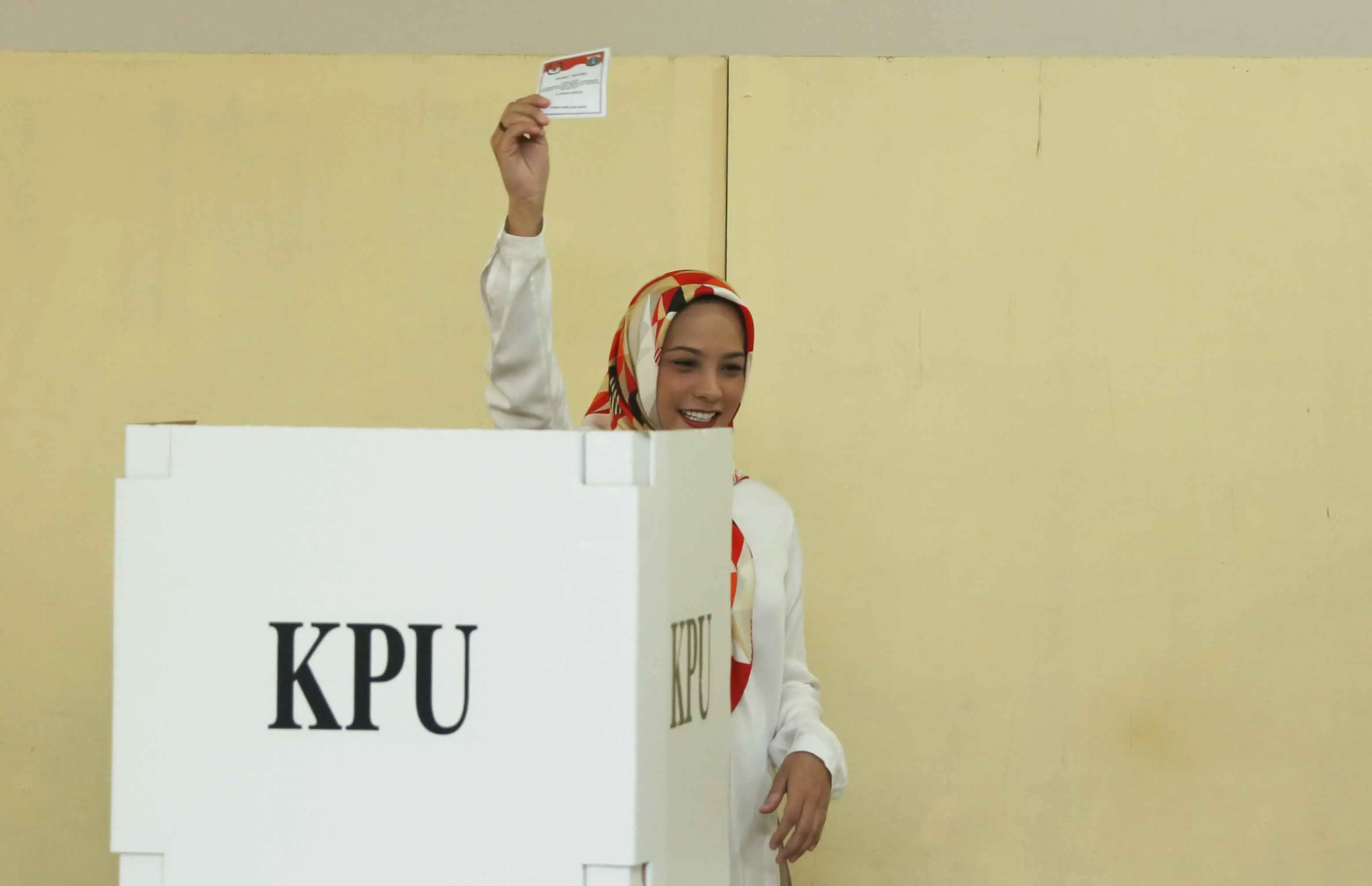 Rachel Maryam menggunakan hak pilihnya di Tempat Pemungutan Suara (TPS) 018 di Komplek DPR RI, kawasan Kalibata, Jakarta Selatan. (Nurwahyunan/Bintang.com)