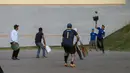 Sejumlah pria bermain "pelota nacional" atau bola nasional di Quito, Ekuador (24/7). Permainan ini sudah dimainkan sejak abad ke-14 oleh masyarakat adat yang mendiami perbatasan Kolombia dan Ekuador. (AFP Photo/Juan Cevallos)