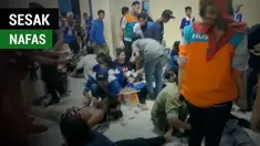 Berita video puluhan Aremania yang mengalami sesak nafas setelah insiden suporter masuk ke dalam lapangan pada laga Arema FC vs Persib Bandung pada pekan keempat Gojek Liga 1 2018 bersama Bukalapak, Minggu (15/4/2018).