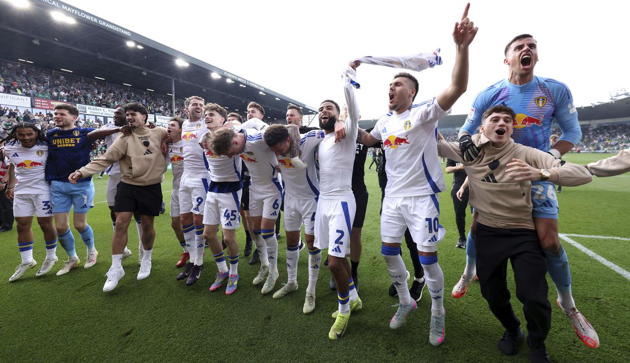 Para pemain Leeds United berselebrasi setelah memastikan timnya juara Championship 2024/2025 setelah mengalahkan Plymouth Argyle di Home Park, Plymouth, Inggris, Sabtu (03/05/2025) waktu setempat. (AP Photo/PA/Steven Paston)