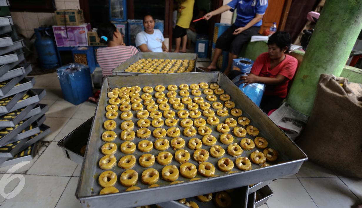 Kue kering Lebaran siap untuk dipanggang, di Kawasan Kwitang, Senen, Jakarta, Senin (29/6). Meskipun Lebaran masih beberapa pekan kedepan, produksi kue kering di sentra tersebut meningkat dua kali lipat dari hari biasanya. (Liputan6.com/Faizal Fanani)