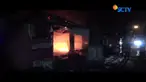 Warung kopi di Lamongan, Jawa Timur, ludes terbakar pada Kamis (28/12) dini hari. Kemudian kebakaran merembet ke gudang kembang api.