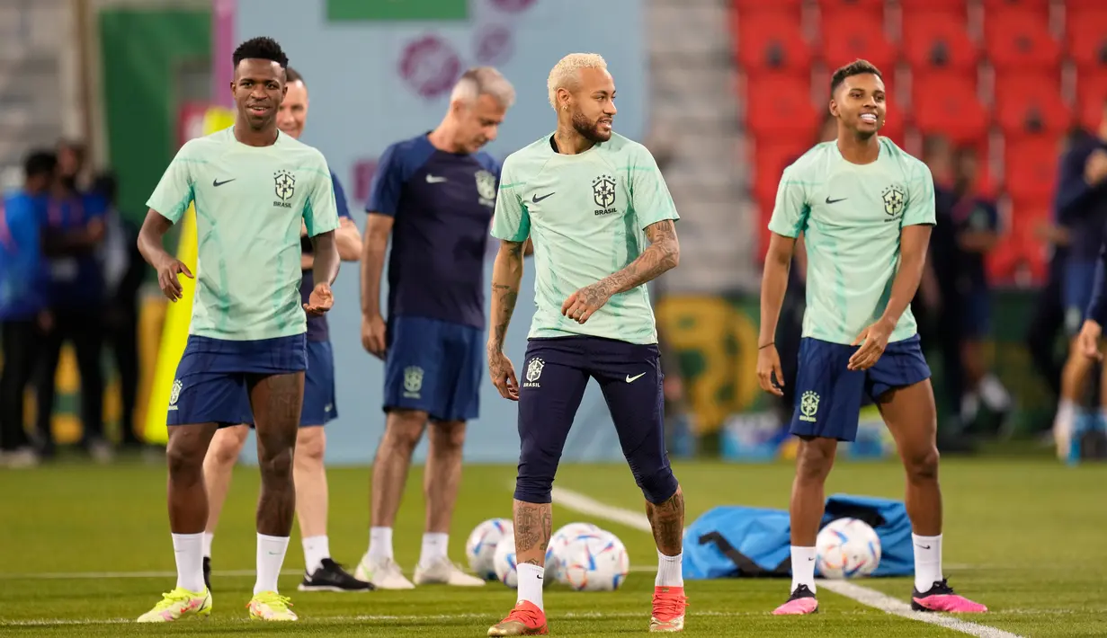 Pemain Brasil Neymar (tengah), Vinicius Júnior (kiri), dan Rodrygo berlatih saat sesi latihan di Stadion Grand Hamad, Doha, Qatar, 8 Desember 2022. Brasil akan menghadapi Kroasia dalam pertandingan perempat final Piala Dunia 2022 pada 9 Desember. (AP Photo/Andre Penner)