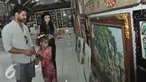 Pemain serial Elif, Emre Kivilcim (kiri) bersama Isabella Damla Guvenilir (tengah) dan Gulcin Tuncok (kanan)  melihat lukisan di Ubud Galeri kawasan Gianyar, Bali, Kamis (27/8/2015). (Liputan6.com/Herman Zakharia)