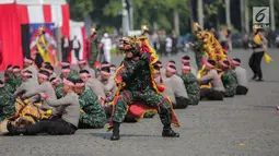 Aksi rampak gendang Polri dan TNI dalam HUT ke-73 Bhayangkara di Monas, Jakarta, Rabu (10/7/2019). HUT Bhayangkara ke-73 ini bertemakan ‘Dengan semangat Promoter, pengabdian Polri, untuk masyarakat, bangsa, dan negara. (Liputan6.com/Faizal Fanani)