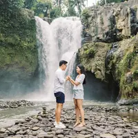 Jesse Choi melamar Maudy Ayunda tepat di depan air terjun. Latar alam yang indah ini menjadi saksi bisu dimulainya perjalanan rumah tangga Maudy Ayunda dengan pria pilihannya. (instagram/maudyayunda)