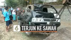 Nahas dialami mobil bak terbuka pengantar pengantin di jalan raya Purwakarta Jawa Barat. Kendaraan tersebut hilang kendali hingga terjun ke areal sawah.