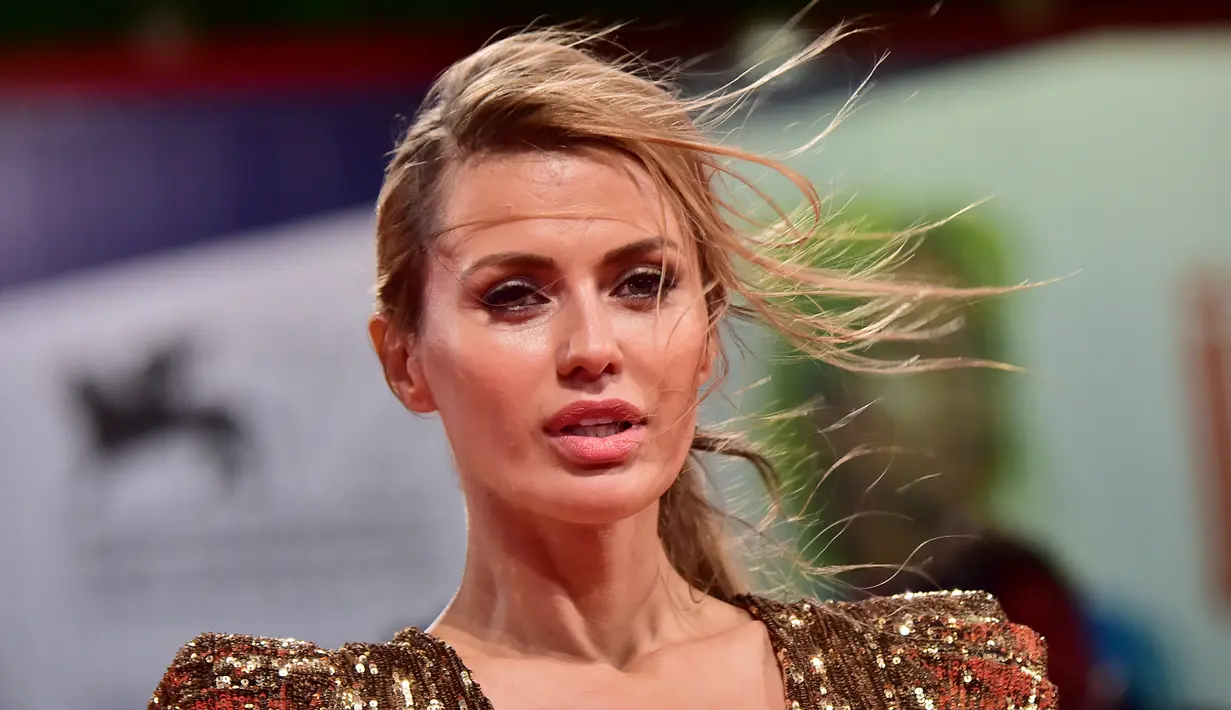  Victoria Bonya tiba menghadiri pemutaran film "Equals" di Venice International Film Festival ke-72 pada 5 September 2015. Petugas keamanan Akhirnya melepaskan setelah Victoria menunjukkan akun media sosialnya kepada petugas. (AFP Photo / Giuseppe Cacace)