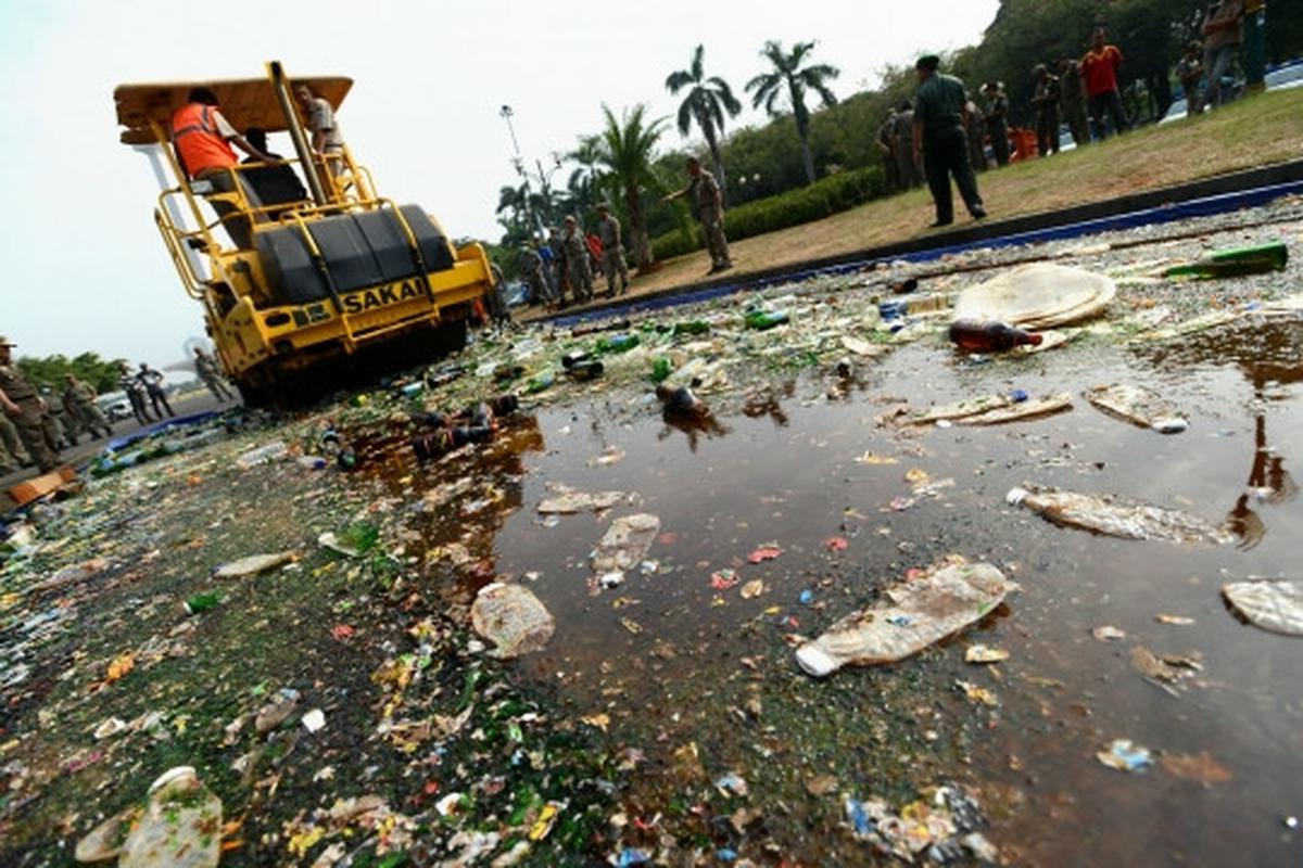 Pemusnahan 11.321 botol miras ilegal di Monas