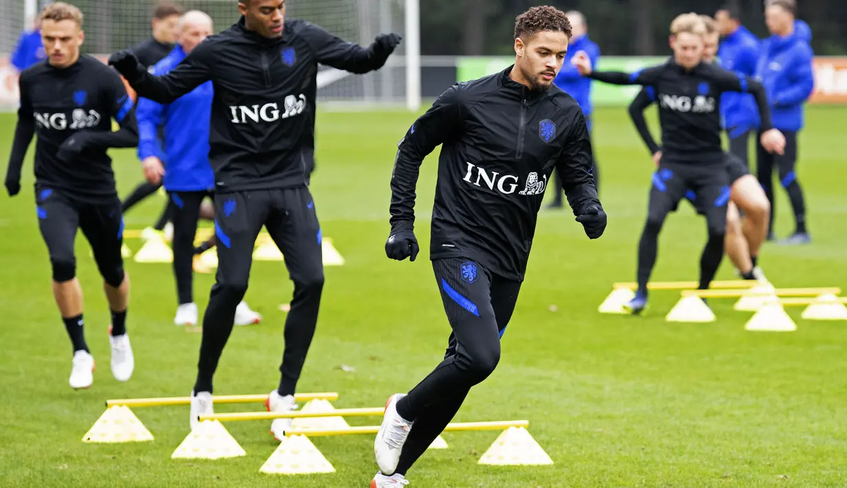Para pemain Belanda melakukan pemanasan selama sesi latihan tim di Kampus KNVB di Zeist (10/11/2021). Belanda akan bertanding melawan Montenegro pada Kualifikasi Piala Dunia 2022 di Stadion Podgorica City, Minggu (14/11/2021) pukul 02.45 WIB. (AFP/ANP/Olaf Kraak)