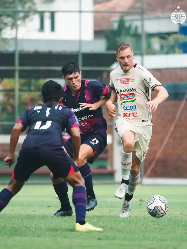 Gelandang Persija Jakarta, Hanno Behrens ketika beruji coba dengan RANS Nusantara FC.