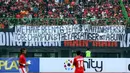 Suporter Persija membentangkan spanduk usai menyaksikan laga timnya melawan Mitra Kukar pada lanjutan Liga 1 Indonesia di Stadion Patriot Candrabhaga, Bekasi, Minggu (14/5). Laga kedua tim berakhir imbang 1-1. (Liputan6.com/Helmi Fithriansyah)