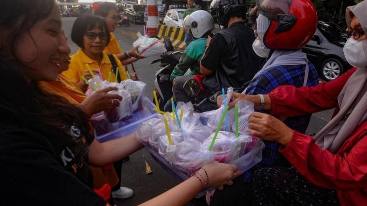 Umat Hindu melakukan aksi sosial dengan membagikan makanan berbuka puasa kepada warga membutuhkan dalam aksi Bhoga Sevanam  di  depan Pura Cinere, Jakarta Selatan, Minggu  (07/04/2024). Foto: merdeka.com / Arie Basuki