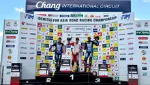 Pembalap Astra Honda Racing Team, Kiandra Ramadipha berdiri di podium tertinggi race pertama ARRC 2024 seri Buriram, Sabtu (7/12/2024). (Dok. AHRT)