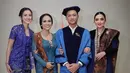 <p>Sarah Menzel, calon istri Azriel Hermansyah juga menghadiri momen ini. Dia berpose bersama KD, Ashanty dan Azriel. (Foto: Instagram/ ashanty_ash)</p>