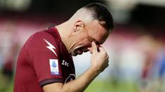 Franck Ribery akhirnya memutuskan gantung sepatu. Ia mengucapkan selamat tinggal pada karier sepak bolanya di depan ribuan pendukung klub terakhirnya, Salernitana. (Alessandro Garofalo/LaPresse via AP)