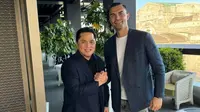 Ketua umum PSSI, Erick Thohir bersalaman dengan kiper Inter Milan berdarah Indonesia, Emil Audero Mulyadi. (Instagam/Erick Thohir)