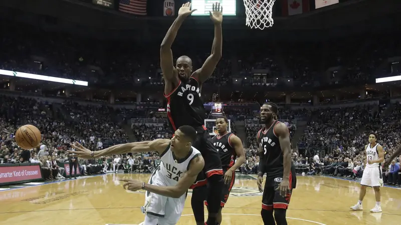 Penggawa Toronto Raptors Serge Ibaka (9) coba menghentikan andalan Milwaukee Bucks Giannis Antetokounmpo pada laga di BMO Harris Bradley Center, Jumat (28/4/2017) pagi WIB. Raptors menang 92-89. 