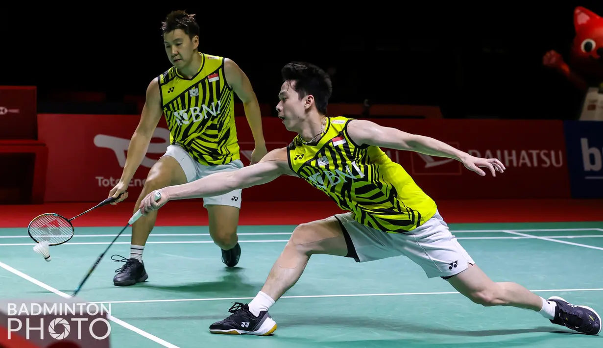 Pada awal gim pertama, Marcus/Kevin harus tertinggal hingga 4-1 dari wakil Jepang. Mereka beberapa kali melakukan kesalahan seperti servis fault dan pengembalian bola yang melebar. Hal tersebut membuat wakil Indonesia tertingga 5-11 di interval gim pertama. (Badminton Photo/Raphael Sachetat)