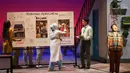 Para pemain Home Sweet Loan The Musical membawakan salah satu adegan dalam pementasan di Graha Bhakti Budaya, TIM, Jakarta, Rabu (30/9/2026). Pertunjukan musikal tersebut dijadwalkan tampil sebanyak 23 kali mulai 30 September hingga 18 Oktober 2026. (KLY/Budy Santoso)