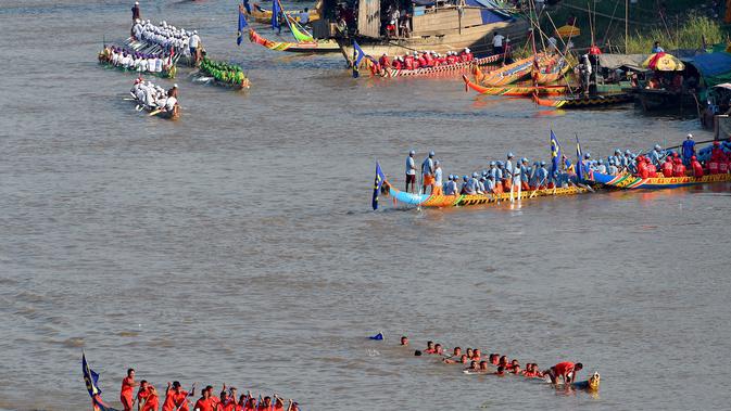 Para peserta mendayung perahu naga mereka selama latihan untuk Festival Air tahunan di sungai Tonle Sap di Phnom Penh (21/11). Festival Air adalah perayaan Tahun Baru yang terjadi di negara-negara Asia Tenggara. (AFP Photo/Tang Chhin Sothy)