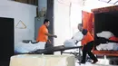 Rekonstruksi dimulai saat 3 paket berisi sabu seberat 10 kg masuk ke Kantor Pos Pasar Baru dari Bandara Soekarno-Hatta, Jakarta, Selasa (1/7/14). (Liputan6.com/Faizal Fanani)