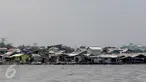 Suasana pemukiman kumuh dari tepi pantai di kawasan kali Adem, Muara Angke, Jakarta Utara, Senin (2/1). Pemukiman nelayan tersebut akan direlokasi oleh Pemprov DKI Jakarta ke rusun Muara Baru untuk revitalisasi pelabuhan. (Liputan6.com/Faizal Fanani)