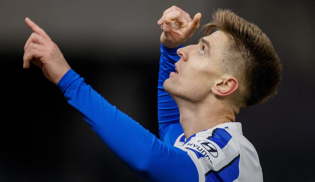 Krzysztof Piatek. Striker berusia 27 tahun yang sejak tengah musim 2019/2020 memperkuat Hertha Berin usai didatangkan dari AC Milan dengan nilai transfer 24 juta euro ini baru saja kembali dari masa peminjaman selama satu musim pada 2021/2022 bersama Fiorentina. Selama semusim bersama Fioentina, ia total tampil dalam 18 laga di semua ajang dengan torehan 6 gol. Sementara bersama Hertha Berlin ia telah tampil dalam 57 laga di semua ajang dengan torehan 12 gol dan 3 assist. Bersama Timnas Polandia ia telah mengoleksi 23 caps dengan mencetak 10 gol sejak melakukan debut pada 11 September 2018. (AFP/Odd Andersen)