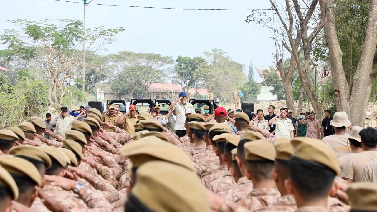 Mendagri Tito Karnavian saat memimpin Apel Pemulangan Praja IPDN dan ASN Kemendagri Gelombang I di Aceh Tamiang