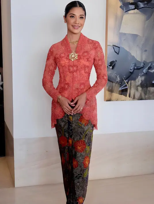 Mari kita membicarakan elegannya penampilan Franka Makarim, istri dari Menteri Menteri Pendidikan, Kebudayaan, Riset, dan Teknologi Indonesia, Nadiem Makarim. Franka tampil sangat cantik mengenakan kebaya bernuansa merah muda rancangan Didiet Maulana, dipadu dengan batik madura bermotif flora yang tak kalah cantik dan serasi. [Foto: Instagram/ferryfahrizal]