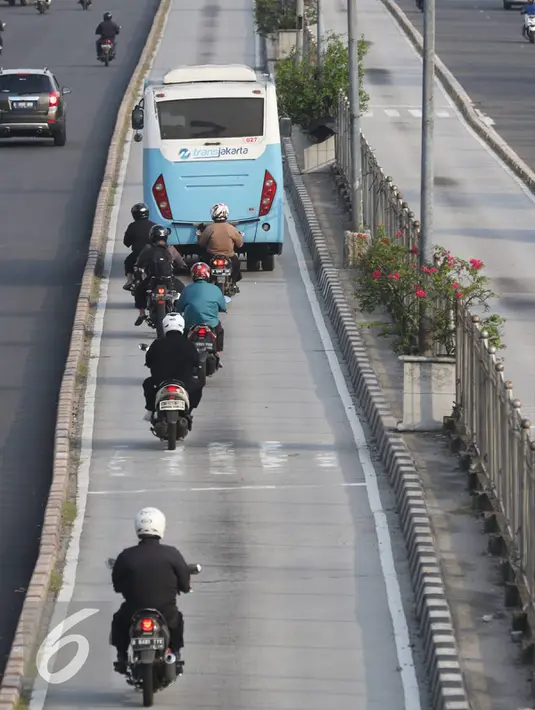 Tidak adanya petugas yang mengawasi Jalur Transjakarta dimanfaatkan pemotor untuk melintas di jalur tersebut, Jakarta, Rabu (13/7). (Liputan6.com/Immanuel Antonius)