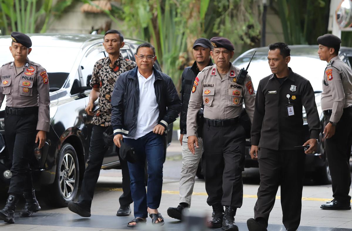FOTO: Bupati Pati Sudewo Tiba di Gedung KPK Usai Terjaring OTT