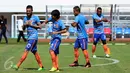 Pemain PBFC melakukan pemanasan jelang latihan resmi final Piala Presiden 2017 di Stadion Pakansari, Kab Bogor, Sabtu (11/3). Di final, PBFC akan melawan Arema FC, Minggu (12/3). (Liputan6.com/Helmi Fithriansyah) 