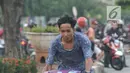 Seorang pembalap mengangkat sepeda motornya saat ikut dalam balapan liar di Jakarta, Minggu (27/5) pagi. Balapan liar masih menjadi kegiatan favorit remaja di Ibu Kota dalam menghabiskan waktu Minggu pagi di bulan Ramadan. (Merdeka.com/Iqbal S Nugroho)