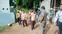 Wakil Wali Kota Depok bersama Satpol PP mendatangi lokasi pembangunan perumahan diduga tidak berizin di kawasan Pancoran Mas, Depok. (Liputan6.com/Dicky Agung Prihanto)