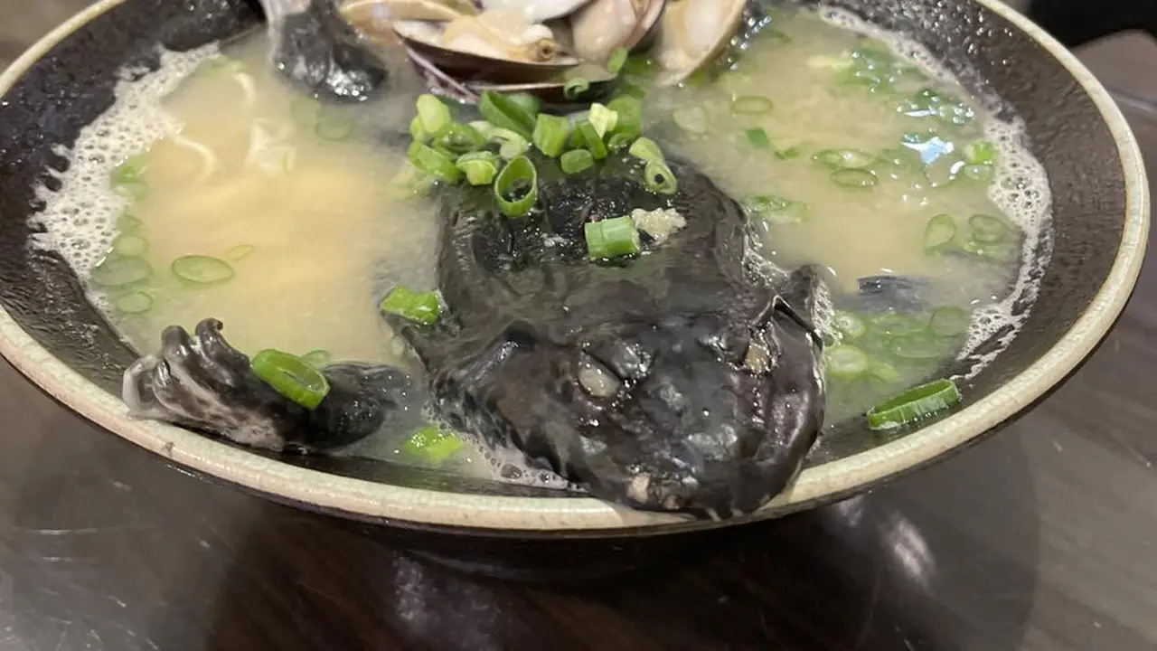 Ramen berisi katak yang belum dipotong dan belum dikupas dari restoran Taiwan Yuan Ramen.