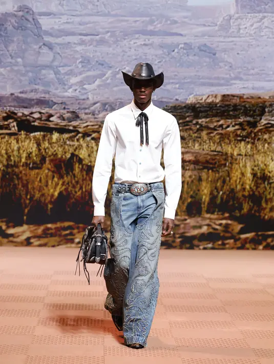 Denim diberi hiasan dengan sulaman bunga mutiara dan payet, logam, dan manik-manik. Atau dicetak dengan motif bunga. Sedangkan jaket dan celana kulit meniru emboss pelana. [Foto: Document/Louis Vuitton]